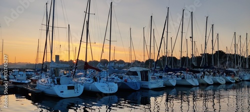 Levé de soleil sur le port de Piriac-Sur-Mer, Loire-Atlantique, France photo