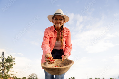 retrato mujer chapolera campesina agricultura posando con cosechando eje cafetero colombia contra picado horizontal
