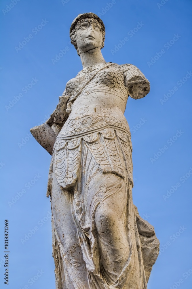 brescia, italien - minerva statue auf der piazza del duomo