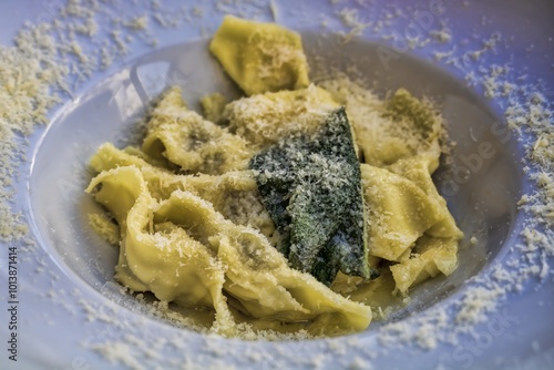 Obraz na płótnie pastagericht mit spinat und parmesan w salonie