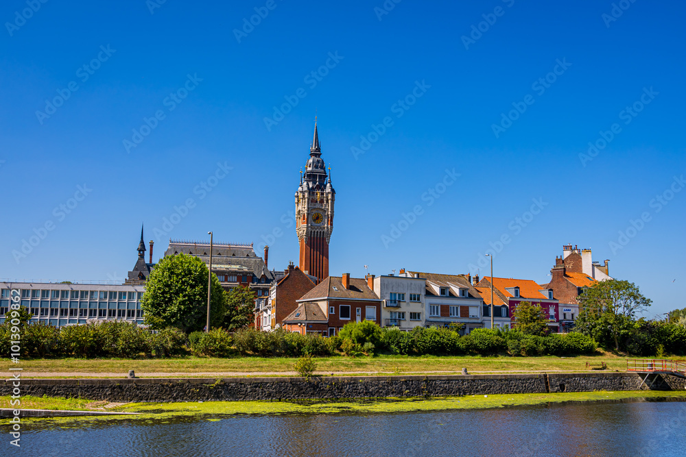 Le Beffroi de l'Hôtel de Ville de Calais et le Canal de Calais à Saint-Omer