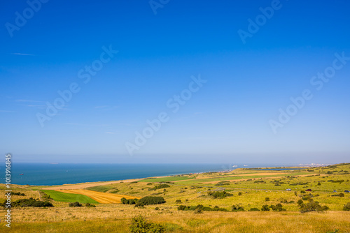 Obraz na płótnie Les prairies de Cap Blanc Nez, la manche, et l'Angleterre au loin w salonie