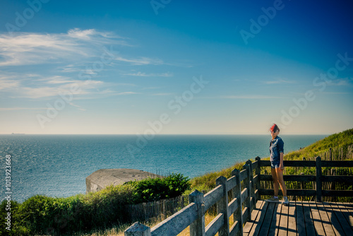 Femme sur un point de vue et vestige de bunkers à Cap Gris Nez photo