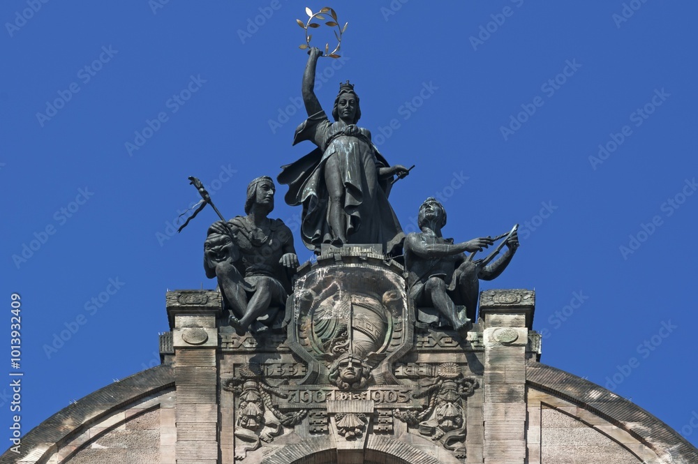 Obraz premium Ornametal gable from the Opera House with coat of arms of Nuremberg and sculptures, art nouveau, Nuremberg, Middle Franconia, Bavaria, Germany, Europe