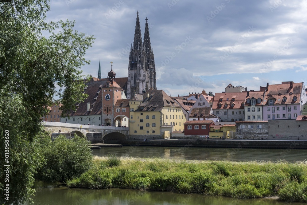 Cityscape with St. Peter's Cathedral, Danube at front, Regensburg, Upper Palatinate, Bavaria, Germany, Europe