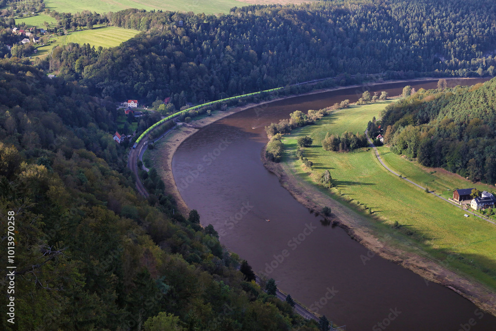 Obraz premium Detailaufnahme der markanten Elbschleife im Elbtal bei Königstein in der Sächsischen Schweiz, Königstein, Landkreis Sächsische Schweiz-Osterzgebirge, Sachsen, Deutschland
