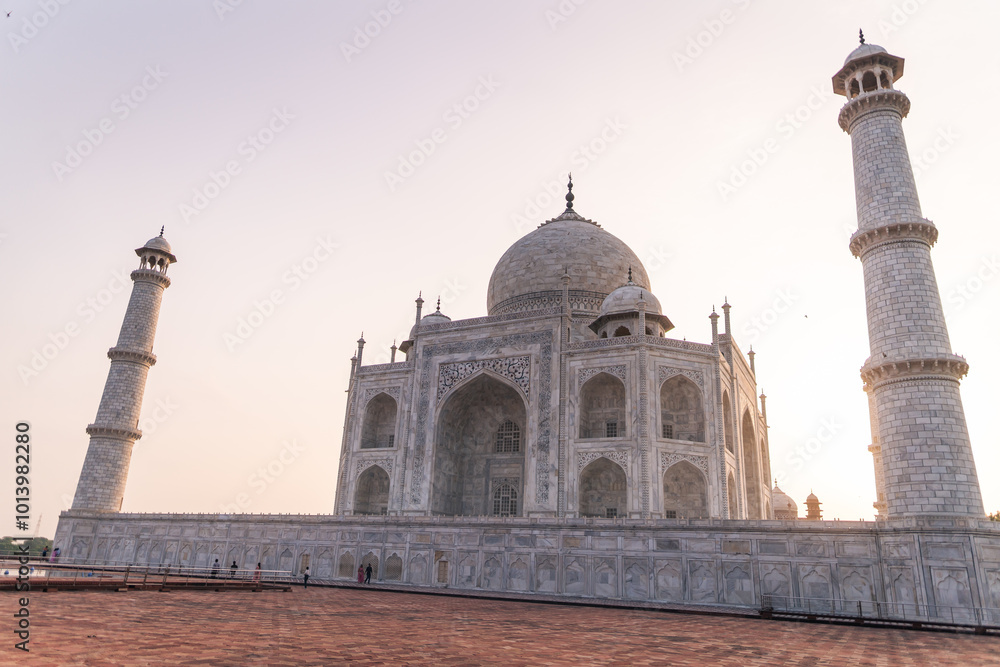 Fototapeta premium taj mahal at sunset