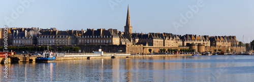 Fotografia Panoramic view of walled city Saint-Malo with St Vincent Cathedral at sunny day