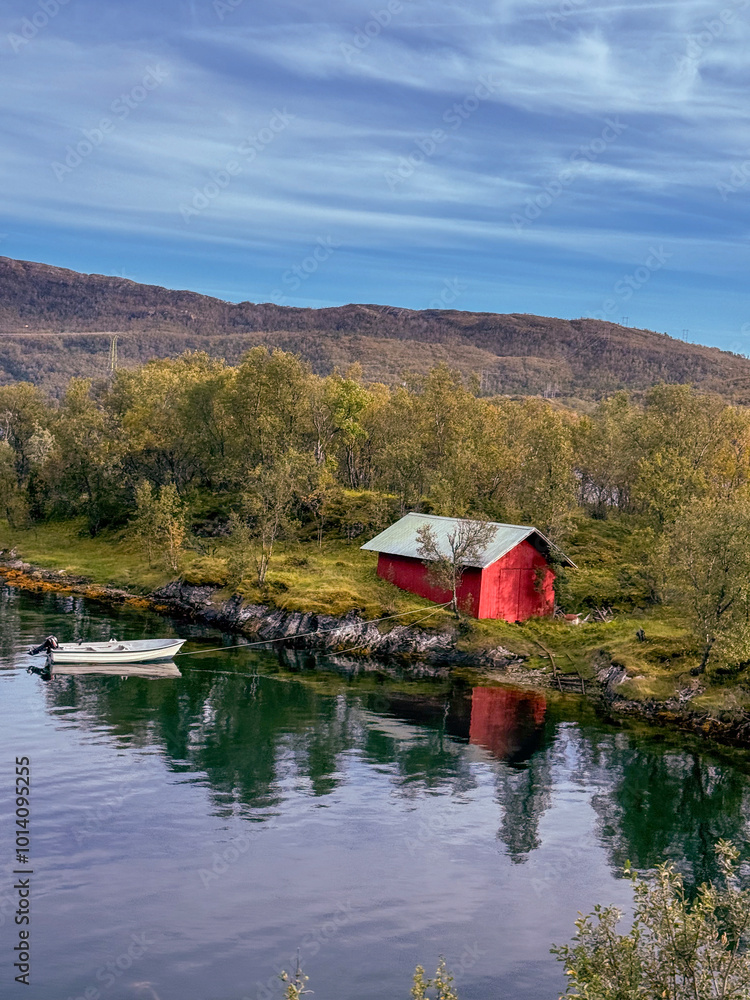 Obraz premium Fishing Cottages on the rocks near the water in Lofoten Norway