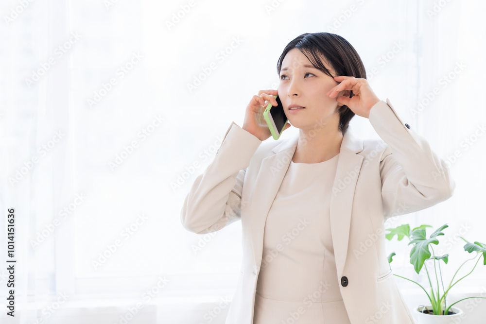 ビジネスウーマン　電話　トラブル