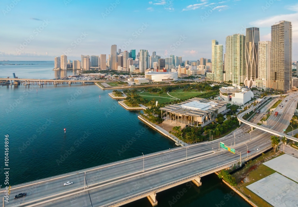 Fototapeta premium MacArthur Causeway crossing the Biscayne Bay and the downtown cityskyline of Miami, Florida, United States.