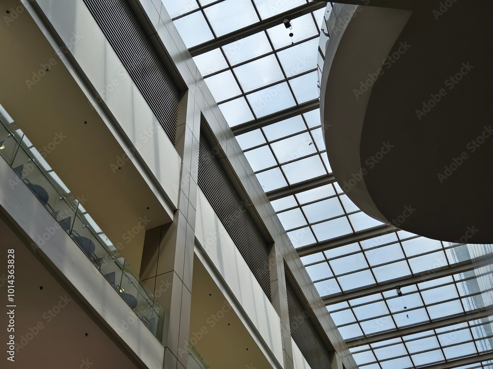 Obraz premium A modern roof that features a significant amount of glass