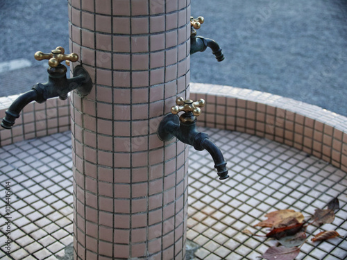 レトロな蛇口の水飲み場