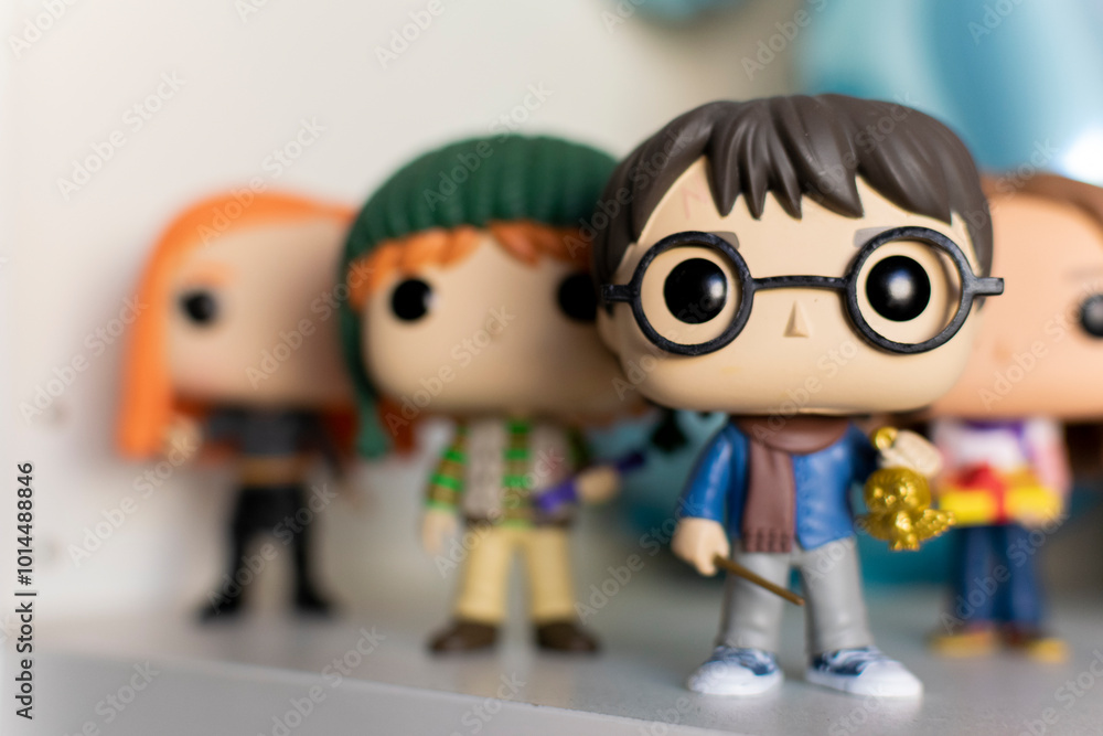 Naklejka premium Granada, España, 5 de octubre de 2024: Escaparate con figuras cabezonas de vinilo de la saga de películas de Harry Potter