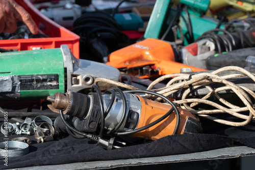 Alte Bohrmaschine - Flohmarkt - Verkaufsstand mit Elektrogeräten