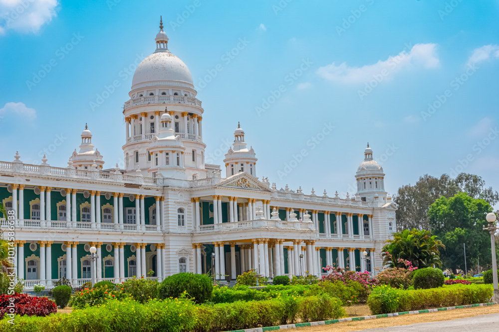 Obraz premium Lalitha Mahal Palace Hotel, is the second largest palace in the southern Indian city of Mysore, Karnataka, after the Mysore Palace. It is located near the Chamundi Hills, east of the city.