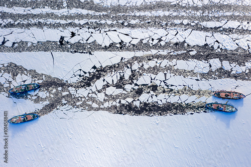 Four icebreakers crushing i...