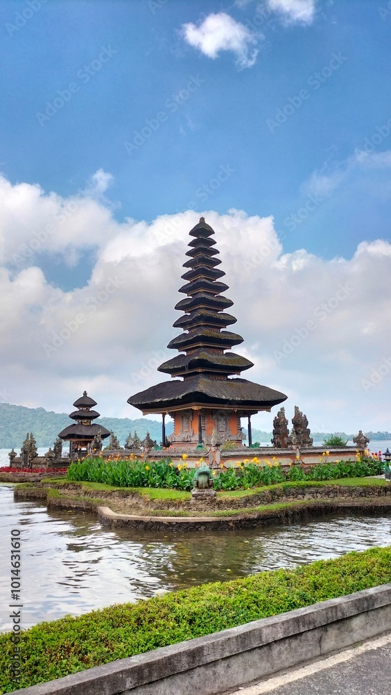 Fototapeta premium Hindu Temple Architecture in Bali, Majestic Cultural Landmark, Traditional Balinese Design, Sacred Space Surrounded by Nature