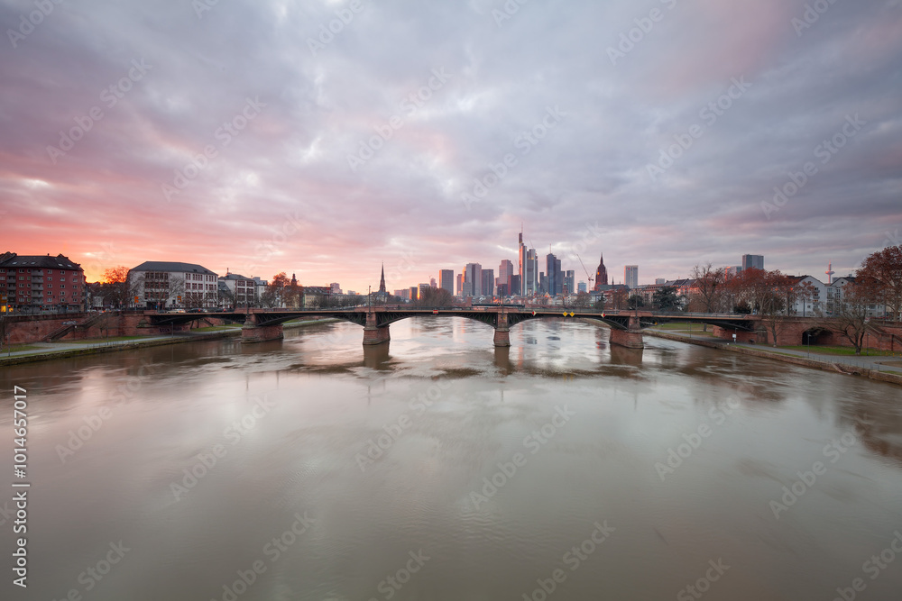Naklejka premium Frankfurt skyline with beautiful sunset over the Main.