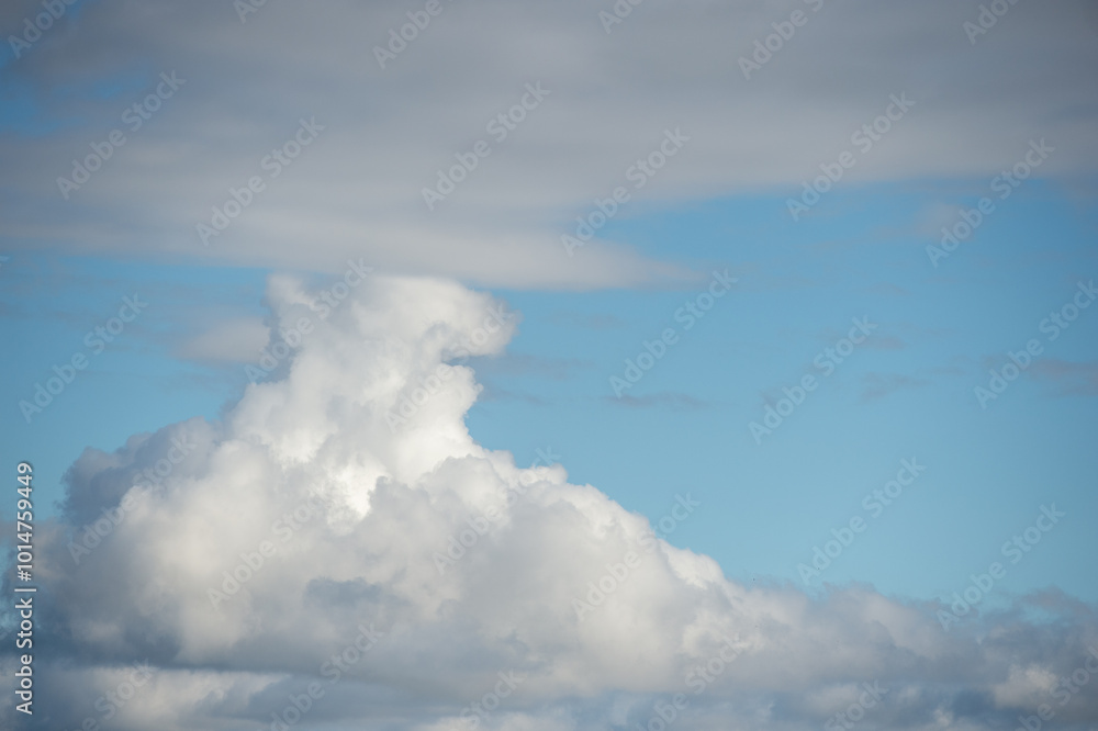 Obraz premium Gros plan sur des nuages gris et blancs avec des morceaux de ciel bleu 