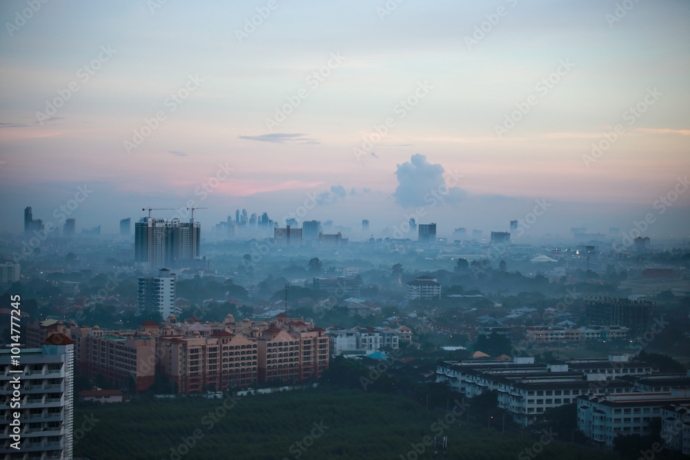 Fototapeta premium 안개속 몽환적인 느낌의 파타야 도심과 빌딩들, 콘도 건물들,