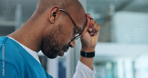 Foto Black man, doctor and stress in hospital for healthcare, mistake and regret in surgery