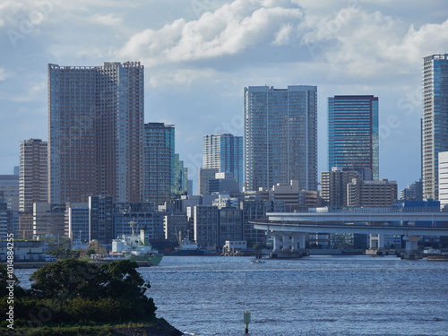 お台場から見た東京湾と都内の街並みの風景 photo