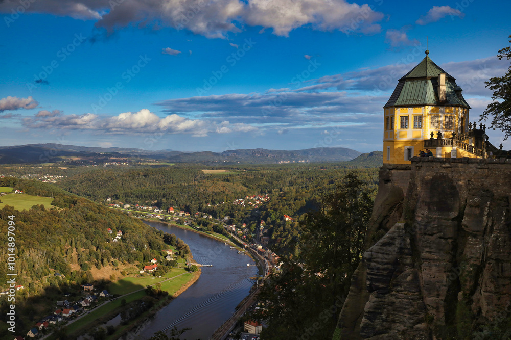 Obraz premium Blick von der Festung Königstein auf die Elbe und das Friedrichsschlößchen im Elbsandsteingebirge, Landkreis Sächsische Schweiz-Osterzgebirge, Sachsen, Deutschland 