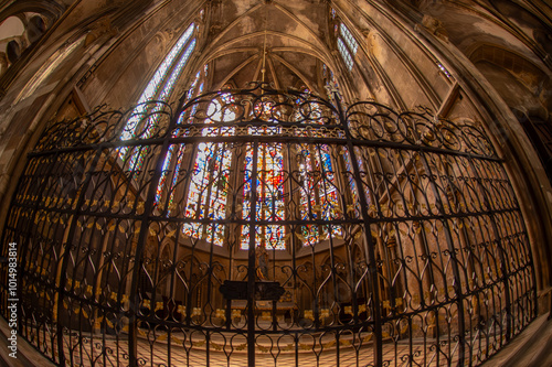 Intérieur de la Cathédrale Saint Etienne dans la ville de Metz en Moselle. On peut voir les vitraux, et l'architecture  photo