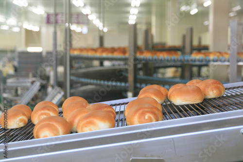Wallpaper Mural パン工場のコンベアを流れる焼きたてのロールパン Torontodigital.ca