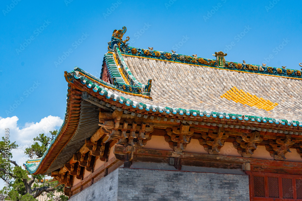 Looking up at the eaves of Feihong Glazed Tower of Guangsheng Temple in Linfen, Shanxi, you can see the exquisite temple architectural craftsmanship. The meaning of the plaque is: Guangsheng Temple Looking up at the eaves of Feihong Glazed Tower of Guangsheng Temple in Linfen, Shanxi, you can see the exquisite temple architectural craftsmanship. The meaning of the plaque is: Guangsheng Temple