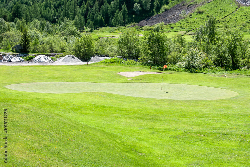 Obraz premium Golf course with red flag