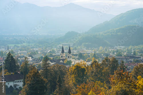 Blick an einem Herbsttag auf den Ort Götzis im Rheintal in Vorarlberg, Österreich. 