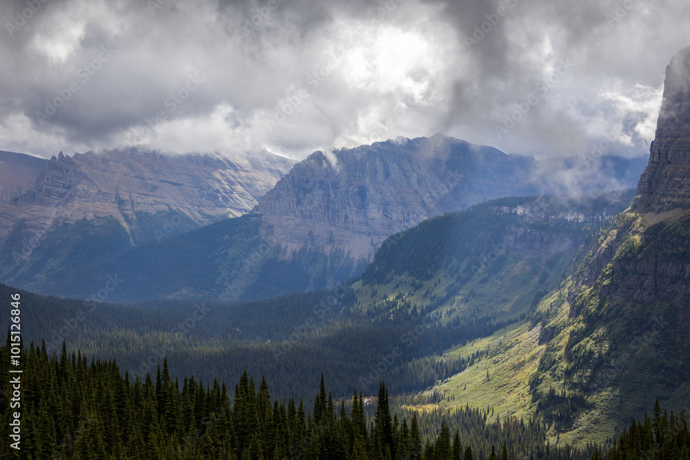 Fototapeta premium Mountainous scenery in Glacier National Park, Montana