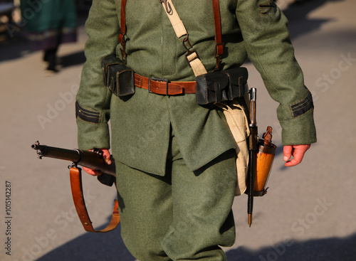 Фотография soldier with uniform from the First World War and a historic rifle in his hand d