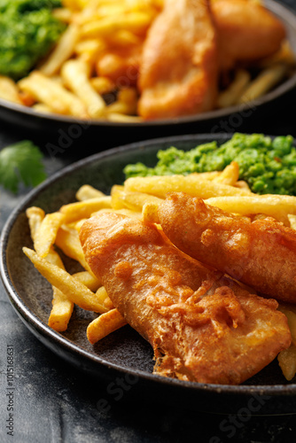 Fotografía British Fish and chips with mashed peas, tartar and ketchup sauce