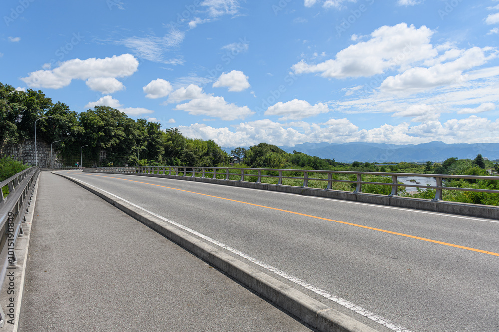 長い橋から見た夏の青空