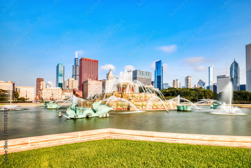 Obraz premium Chicago Skyline over the Buckingham Fountain in Grant Park during a Sunny Day