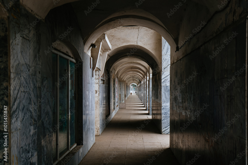 Fototapeta premium Corridor with rows of columns