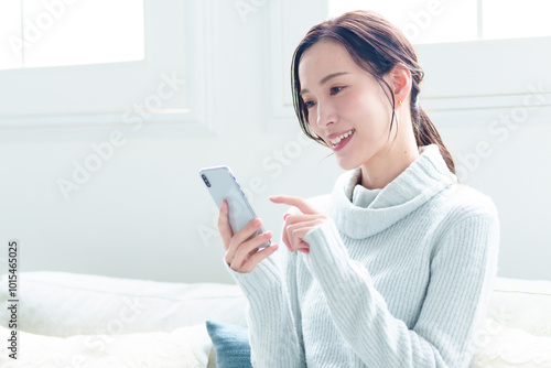 Wallpaper Mural リビングでスマートフォンを使う女性 Torontodigital.ca