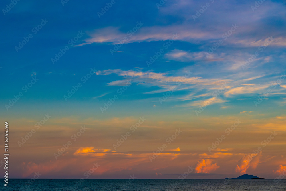 Fototapeta premium Enjoy a panoramic view of the skyline. The sun rises in the morning sky with colorful clouds. and beautiful cloud patterns In the soft light of the morning