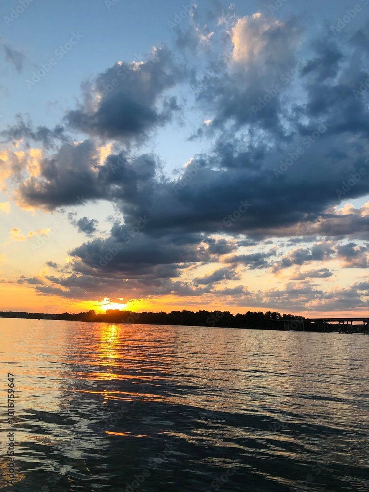 Obraz premium sunset over the lake
