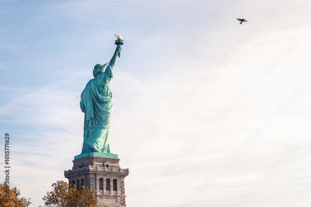 Obraz premium statue of liberty with a dove flying away