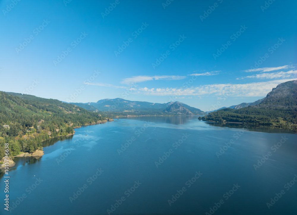 Fototapeta premium A beautiful blue lake with mountains in the background