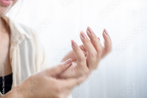 Photos woman suffering from numbness and tingling in hands and fingers