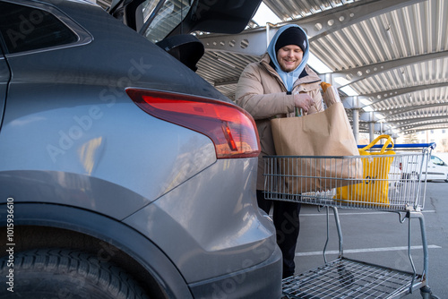 Obraz na płótnie Man Loading Groceries into Car Trunk w salonie