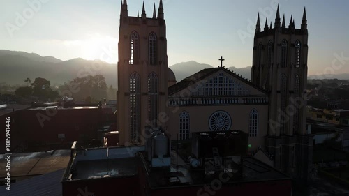 Toma aérea con dron de amanecer en las montañas iglesia
