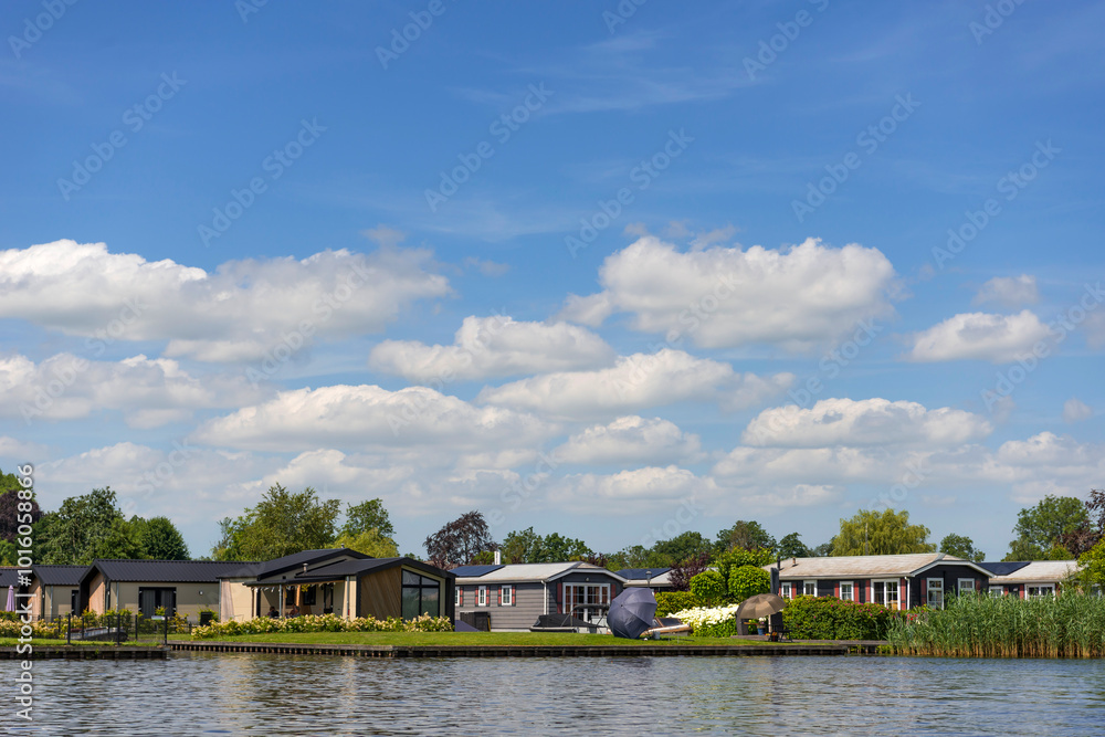 Obraz premium Siedlung mit Ferienhäusern in Giethoorn, Niederlande