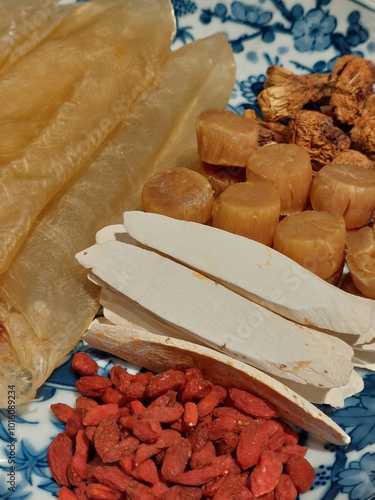 Dried fish maw with Brazilian cap mushroom, dried scallop and Chinese herbs photo