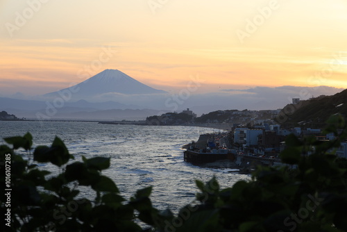 鎌倉・稲村ヶ崎から見る夕陽と江ノ島と富士山のある風景